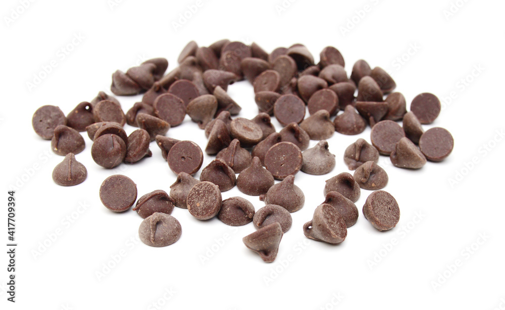Naklejka premium Close up pile of chocolate morsels on white background