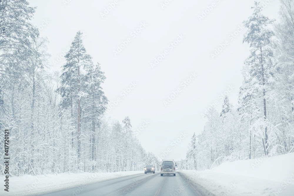 Obraz premium snowy road in the north