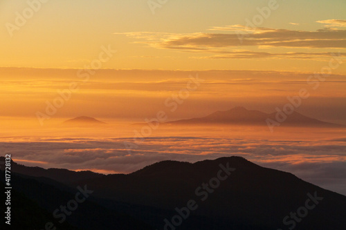知床 知床峠から夜明けの北方領土と雲海 © noriha