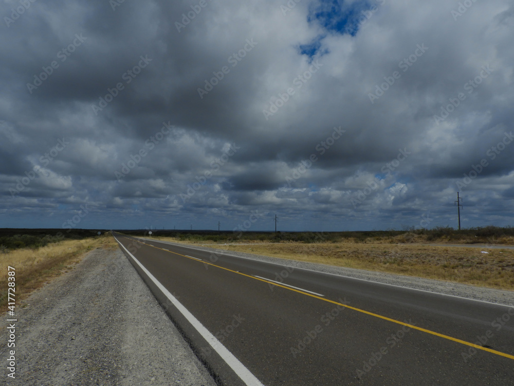 Fototapeta premium Principio de tormenta en la ruta