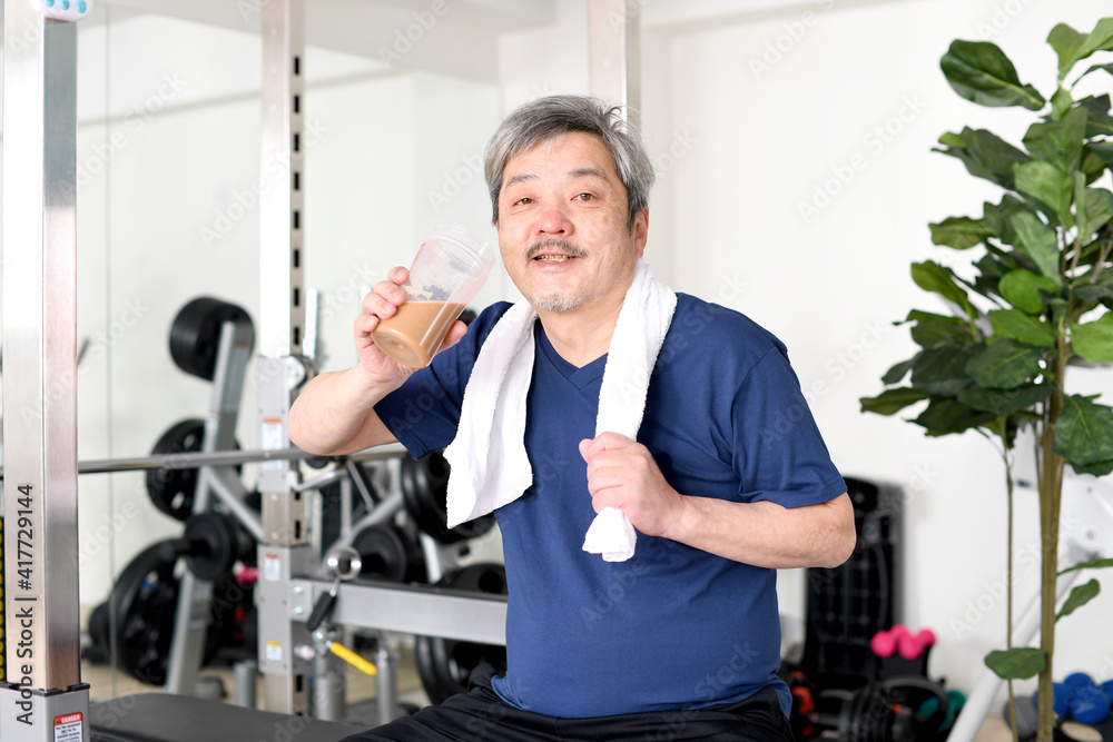 プロテインを飲む白髪のシニア男性 プロテインを飲む白髪のシニア男性