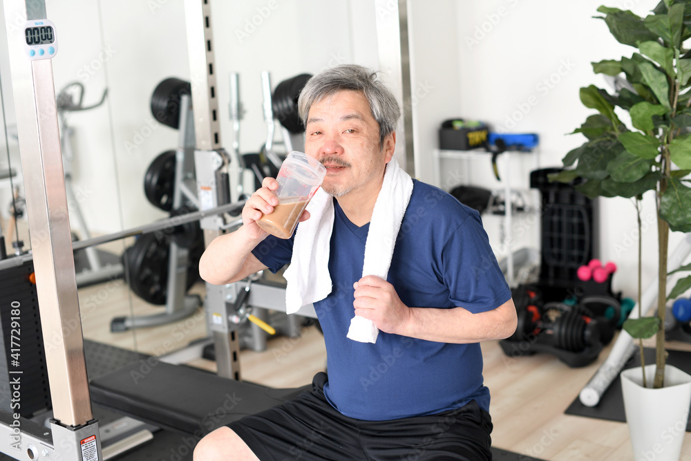 Fototapeta premium プロテインを飲む白髪のシニア男性