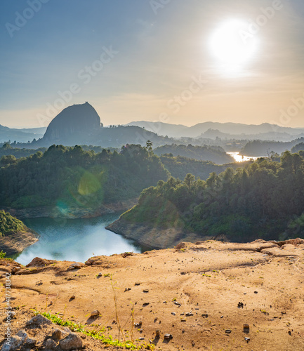 Superbe coucher de Soleil sur la Piedra del Peñol (la pierre du Peñol), Guatapé, Antioquia, Colombie photo