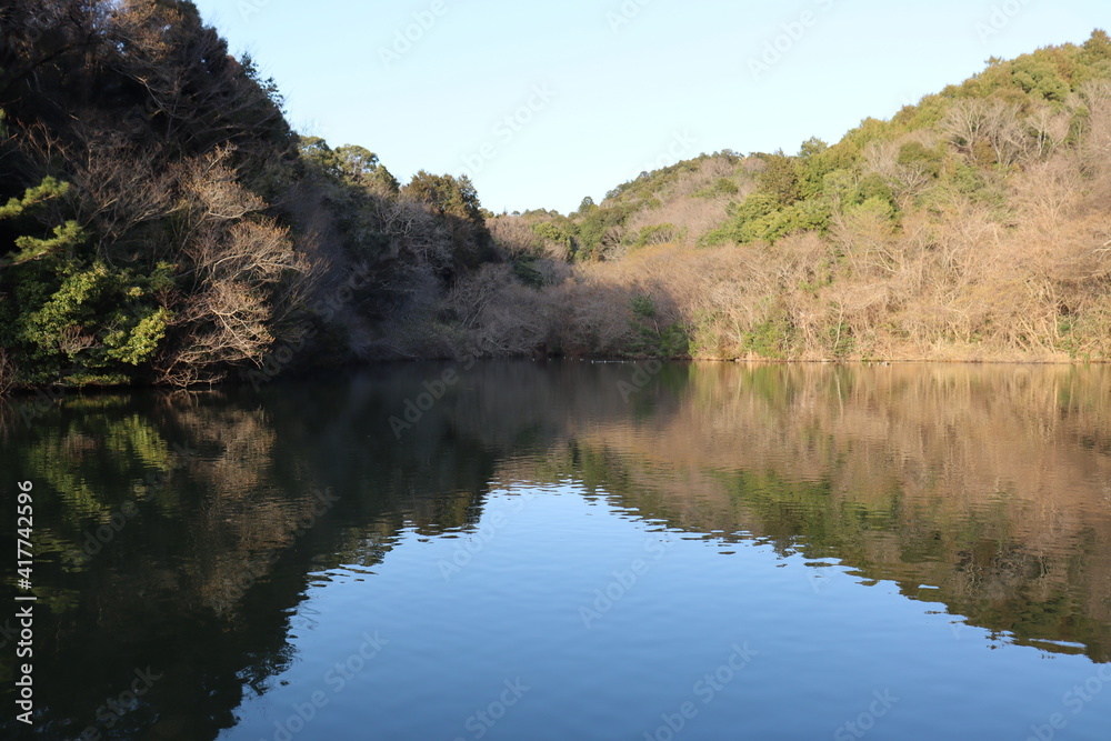 湖に反射して映る自然 湖に反射して映る自然