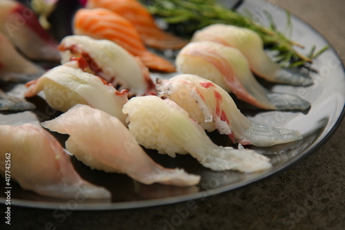 회색배경에 형형색색의 일본식 초밥 세트 It's a Japanese sushi set with a gray background.