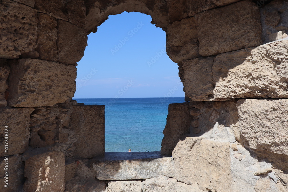 石の窓から見える地中海