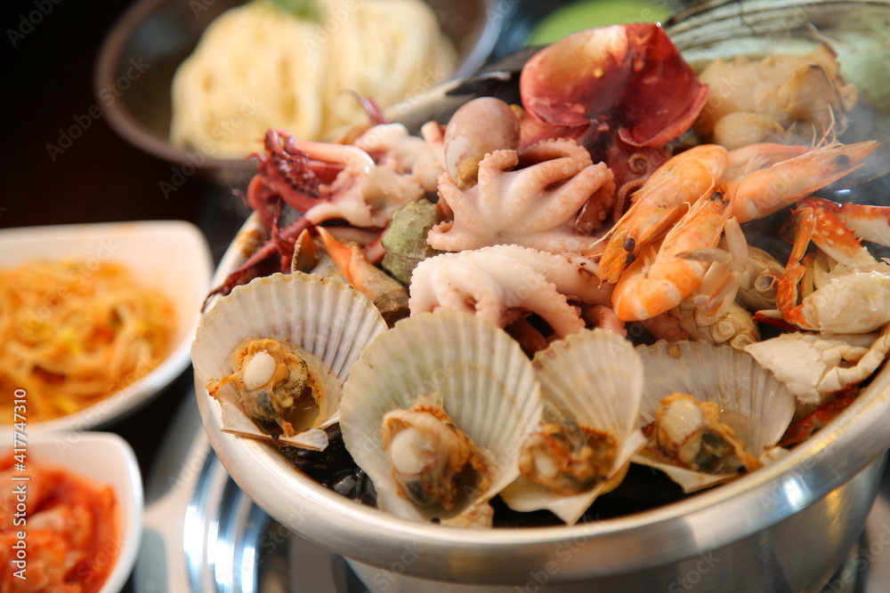 Steamed seafood dish with steaming and fresh seafood 김이 모락모락 나고신선한 해산물이 들어가 있는 해산물찜 요리 Steamed seafood dish with steaming and fresh seafood 김이 모락모락 나고신선한 해산물이 들어가 있는 해산물찜 요리