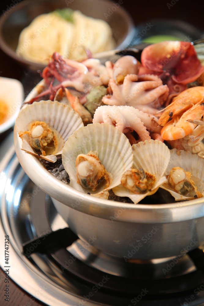 Steamed seafood dish with steaming and fresh seafood 김이 모락모락 나고신선한 해산물이 들어가 있는 해산물찜 요리 Steamed seafood dish with steaming and fresh seafood 김이 모락모락 나고신선한 해산물이 들어가 있는 해산물찜 요리