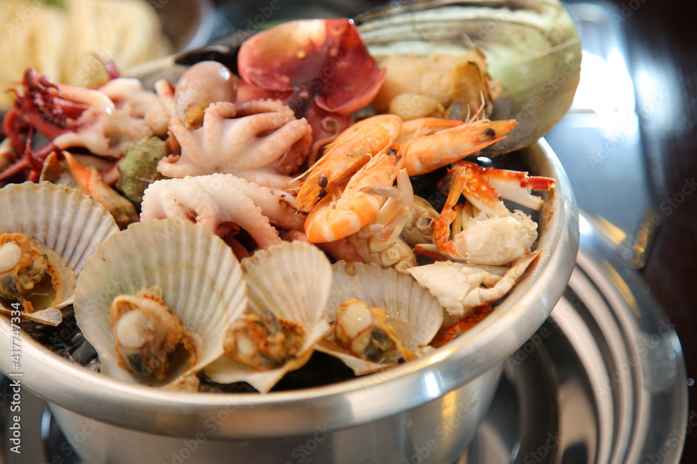 Steamed seafood dish with steaming and fresh seafood 김이 모락모락 나고신선한 해산물이 들어가 있는 해산물찜 요리 Steamed seafood dish with steaming and fresh seafood 김이 모락모락 나고신선한 해산물이 들어가 있는 해산물찜 요리