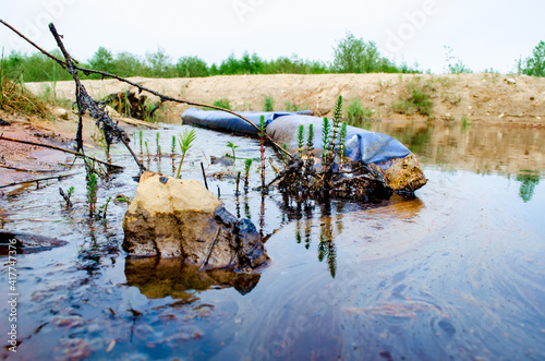 Oil leak in the reservoir. Protection of water bodies from pollution.