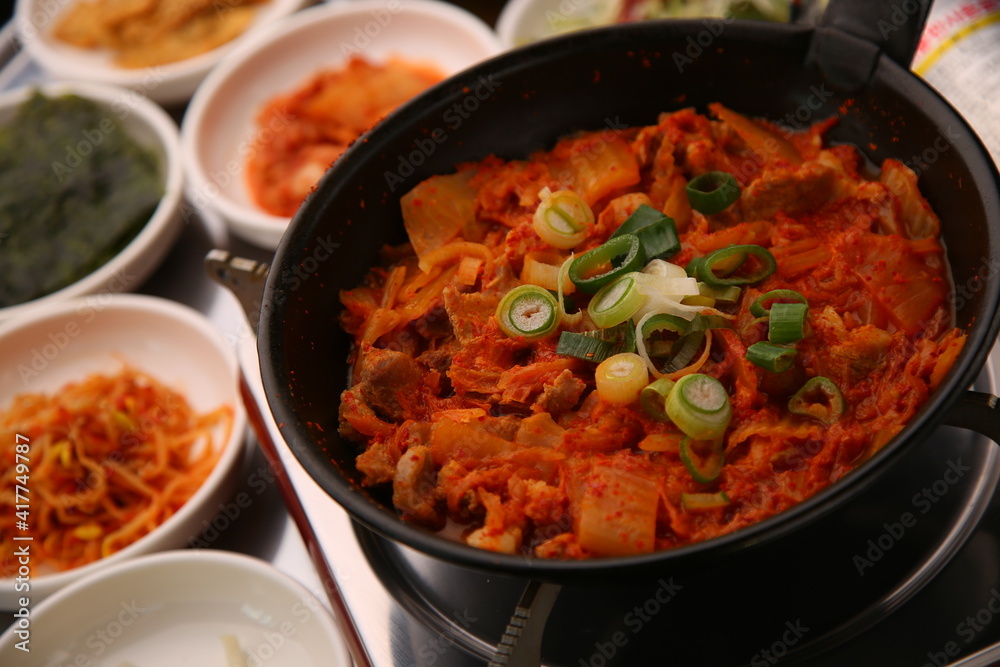 Kimchi Jjigae, a traditional Korean food that boils and tastes delicious
끓여서 맛있게 맛보는 전통 한식 김치 찌개