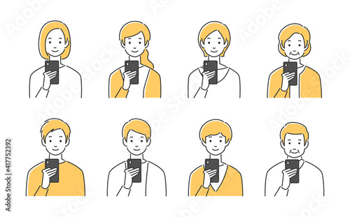 笑顔でスマホを見ている老若男女