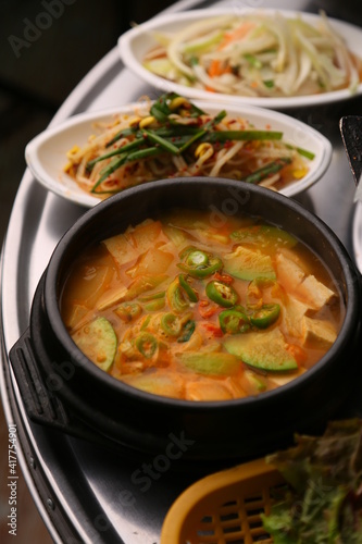 두부가 있는 한국식 뚝배기 된장찌개 Korean-style earthen pot stew with tofu
