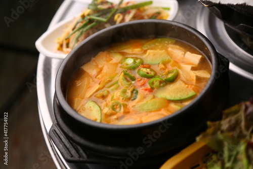 두부가 있는 한국식 뚝배기 된장찌개 Korean-style earthen pot stew with tofu