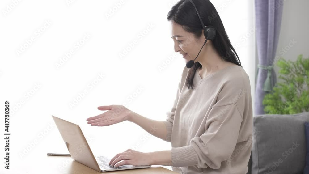 ビデオ会議をするミドル女性　手持ちカメラ