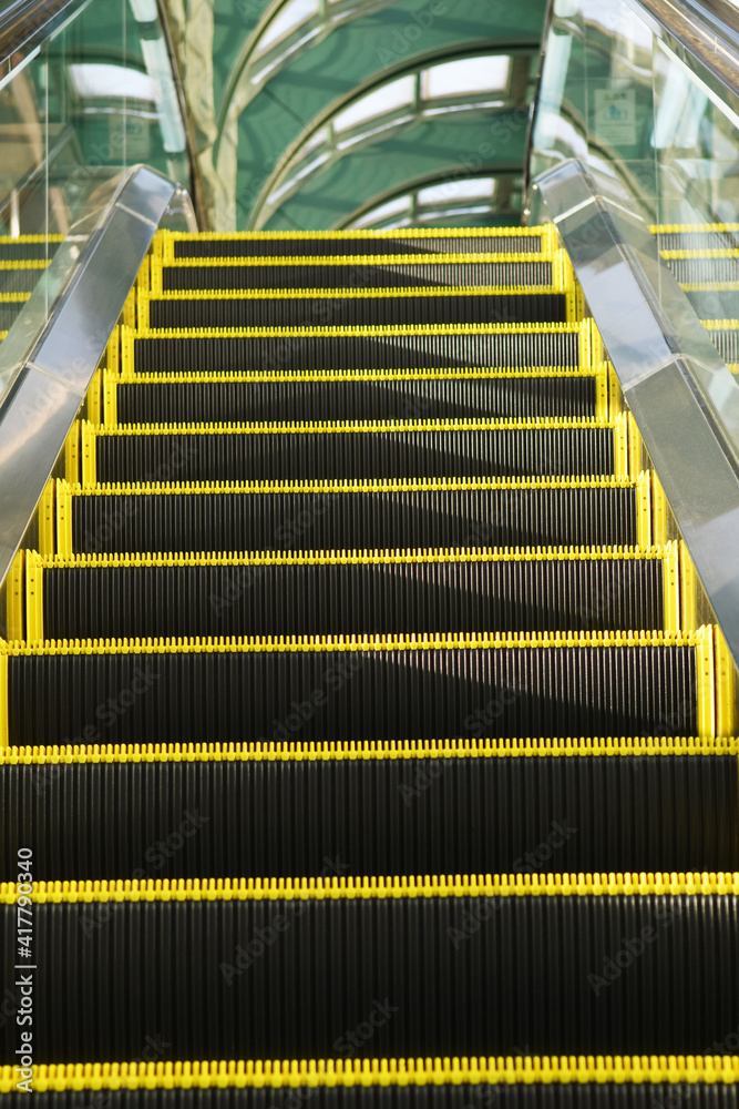 ショッピングモールのエスカレーター ショッピングモールのエスカレーター