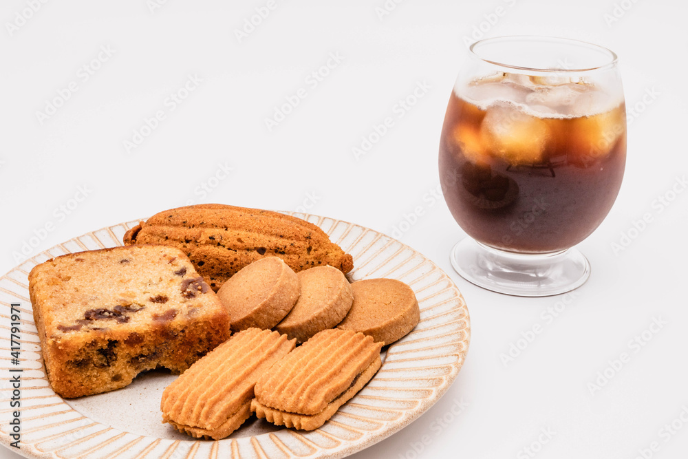 冷たい炭酸飲料と焼き菓子のティータイム 冷たい炭酸飲料と焼き菓子のティータイム