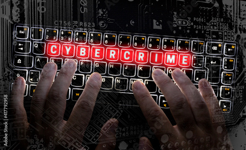 Cybercrime Visualisierung wird auf Tastatur getippt