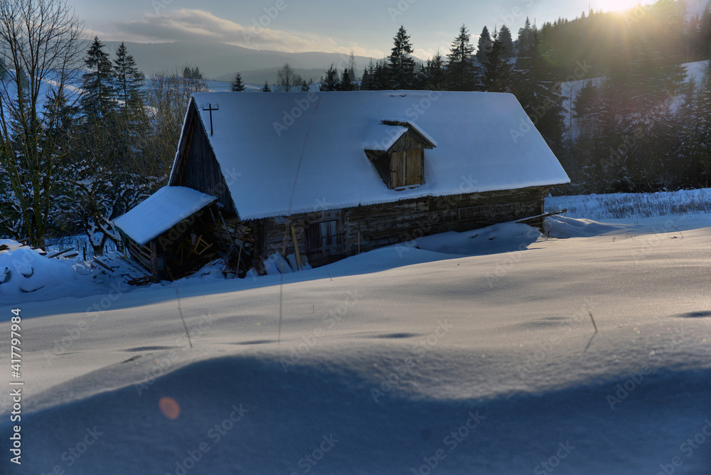 Φωτογραφία Typical landscape of the Ukrainian Carpathians with private estates in winter