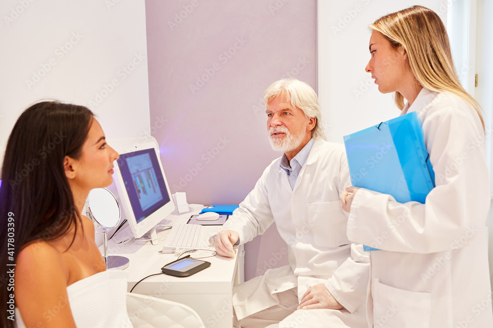 Fototapeta premium Dermatologen im Beratungsgespräch mit Patientin
