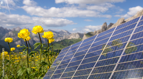 Energia solare sulle Dolomiti nel campo fiorito