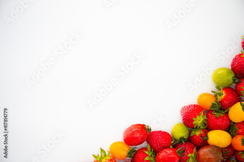 미니포토 박스에 PVC 배경지를 이용하여 방울토마토와 딸기를 이용하여 촬영한 사진입니다. photo