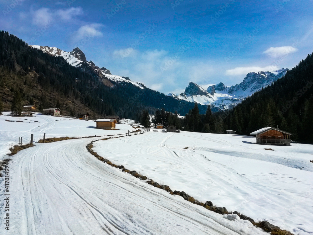 Sentiero di montagna innevato durante una bellissima ciaspolata nella Val San Nicolò, Trentino Alto Adige (IT)