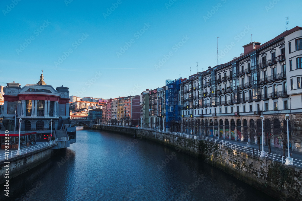 Naklejka premium river cross the city, Bilbao
