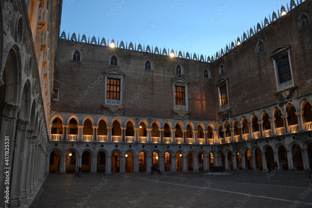 Palazzo illuminato in Piazza San Marco, Venezia, Italia