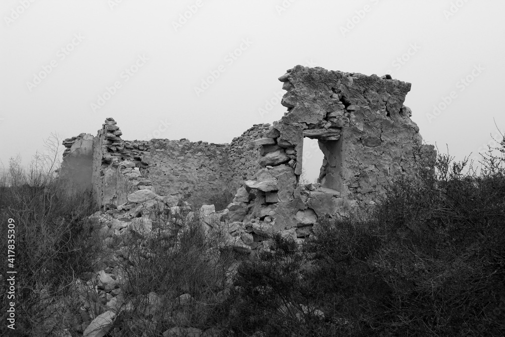 Obraz premium Remains of ruined house in the countryside