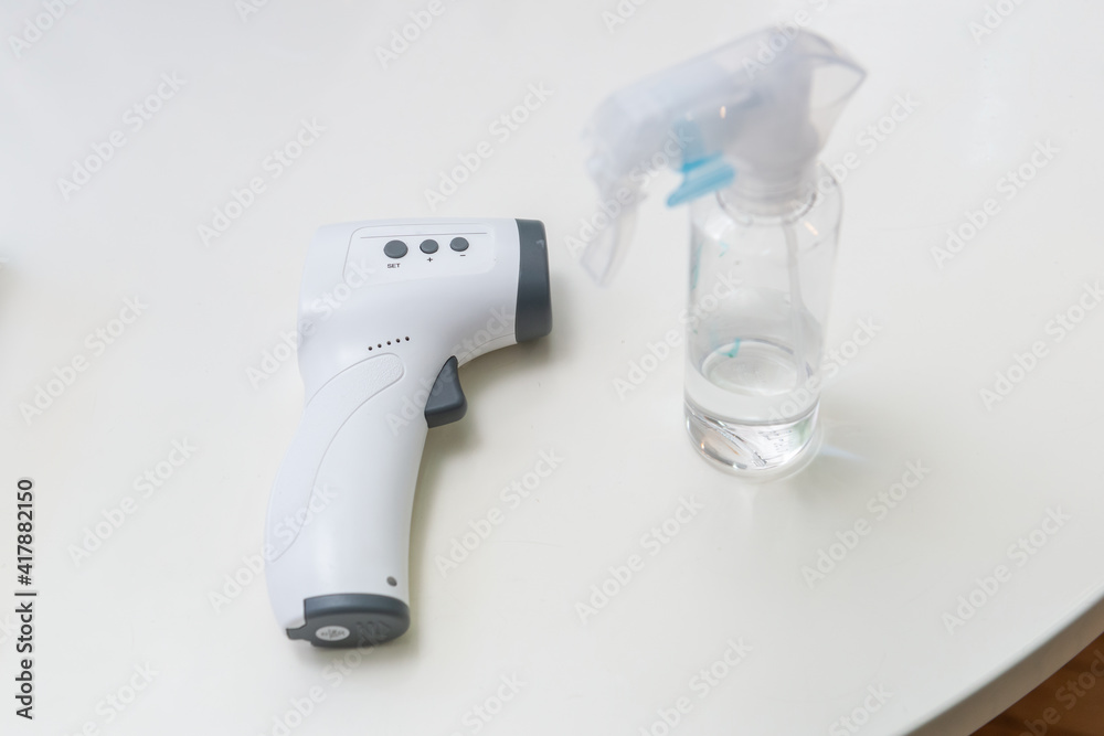非接触型の体温計(検温器)とアルコール消毒のスプレーボトル 非接触型の体温計(検温器)とアルコール消毒のスプレーボトル