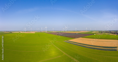 Windräder im ländlichen Raum mit Feldern, Windpark Deutschland