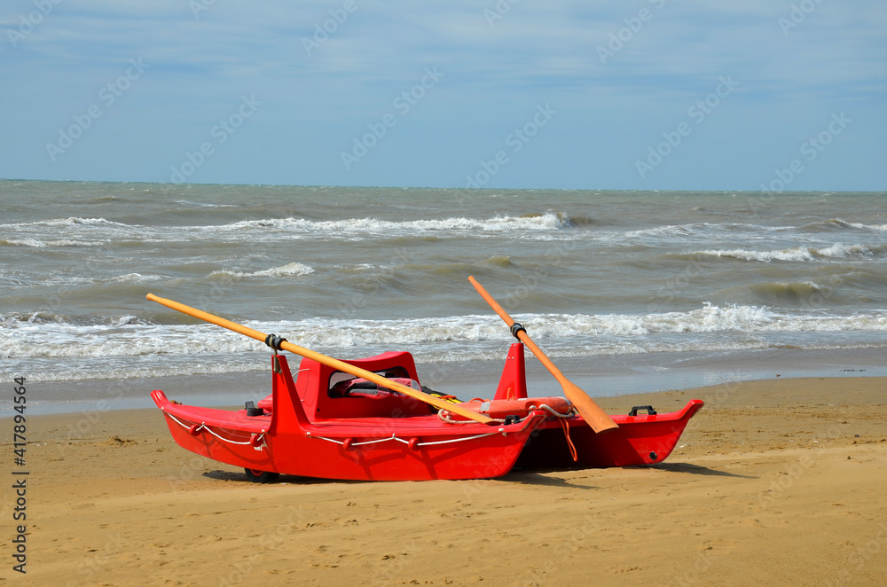Rettungsboot am Strand, rotes Boot Rettungsboot am Strand, rotes Boot