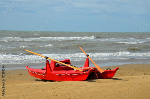 Rettungsboot am Strand, rotes Boot