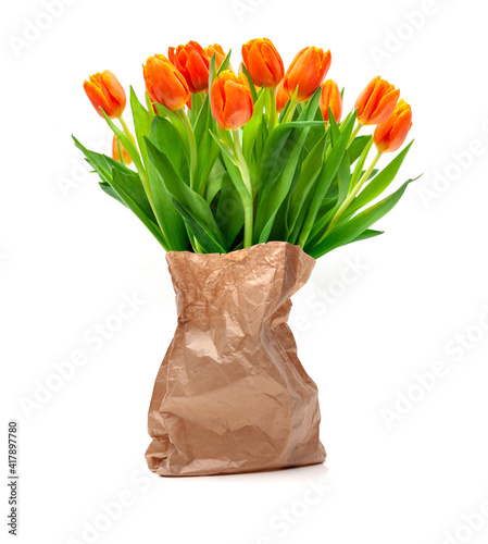 Blumenstrauss aus roten Tulpen auf weissem Hintergrund