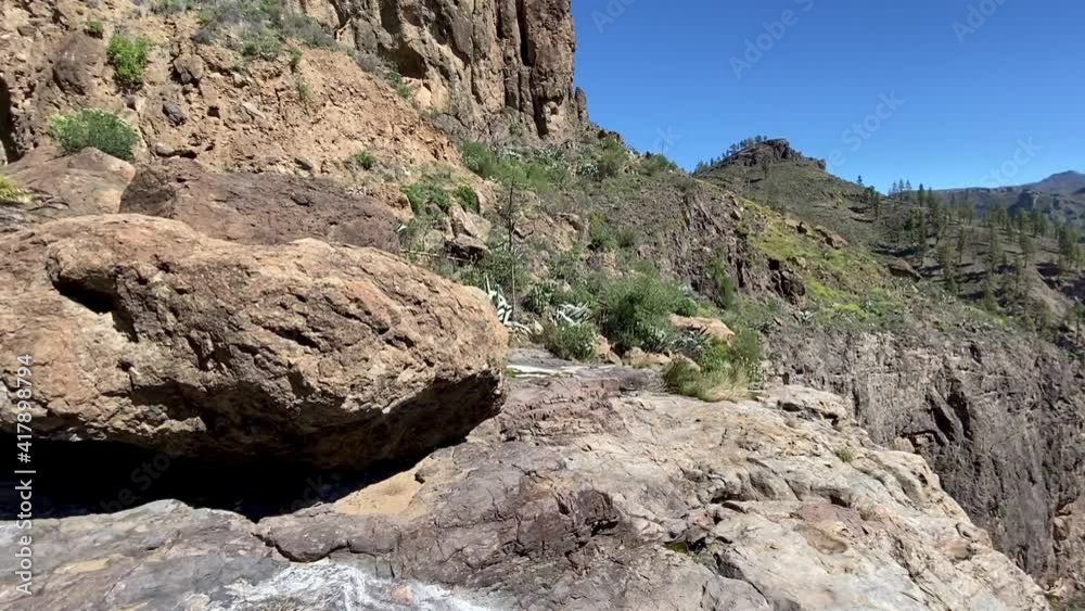 Vista panorámica de un barranco con una presa en el fondo, Gran Canaria Vista panorámica de un barranco con una presa en el fondo, Gran Canaria