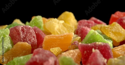 Foto A lot of pieces of fruit on the dark background