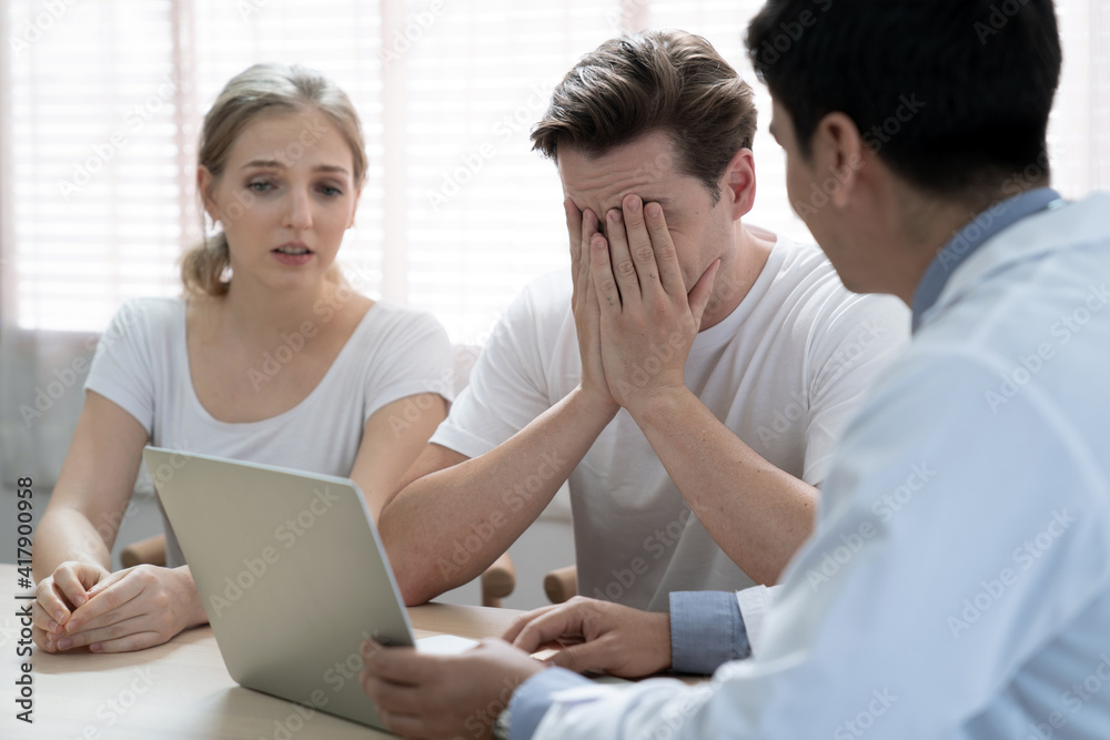 Doctors provide advice and support for couples with health problems. Doctors provide advice and support for couples with health problems.