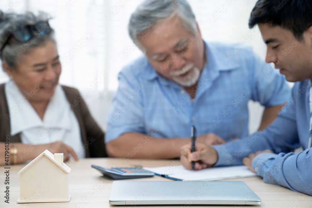 An insurance agent offers health insurance for Asian elderly couples, Finance staff present and close real estate sales, Focus on model homes. An insurance agent offers health insurance for Asian elderly couples, Finance staff present and close real estate sales, Focus on model homes.