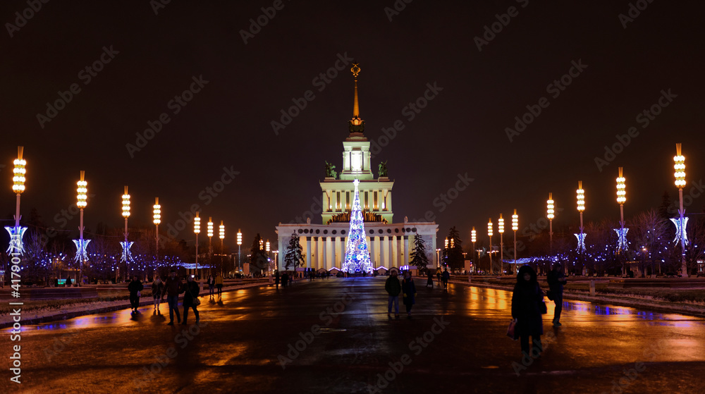 Fototapeta premium Citizens walk on New Year's eve at the VDNH