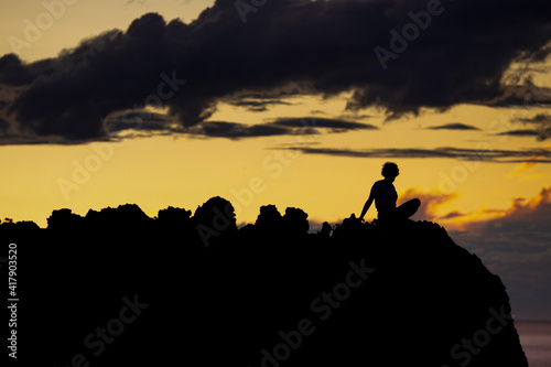 silhouette of people on the beach cliff at sunset © Cosadedos 