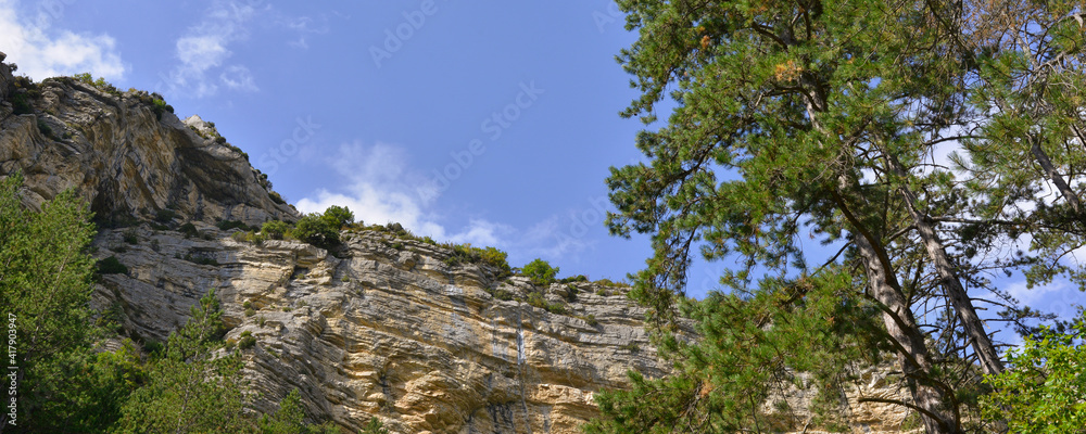 Panoramique au pied des falaises des gorges du Toulourenc entre Montbrun-les-Bains (26570) et Aulan (26570), département de la Drôme en région Auvergne-Rhône-Alpes, France