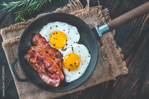 Konstfotografi Fried eggs with bacon rashers