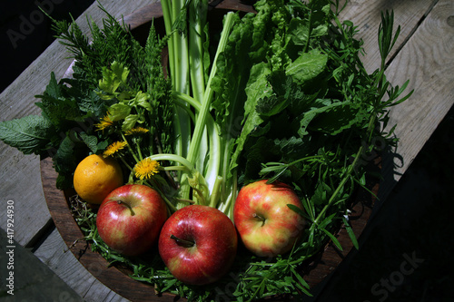 warzywa na tacy,  zdrowe nowalijki, zielony sok, mlecz, dieta, zdrowie, kwiat,