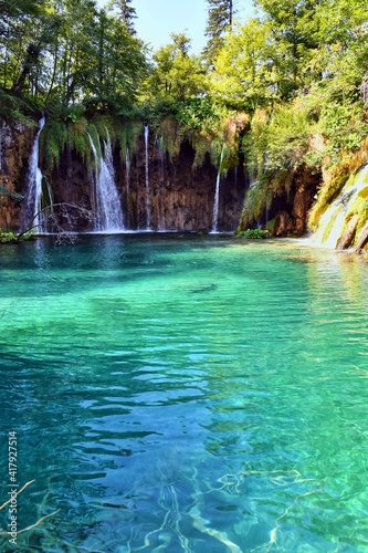 Fototapeta Naklejka Na Ścianę i Meble -  Breathtaking view in the Plitvice Lakes National Park. Turquoise transparent water in karst cascading lakes