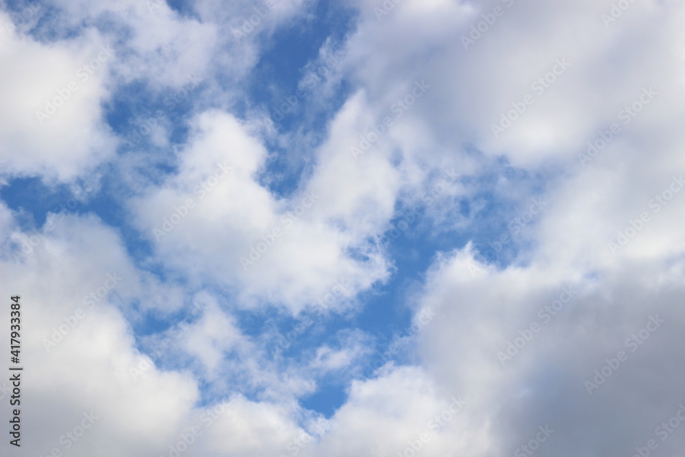 Obraz premium Deep blue sky with beautiful soft clouds