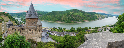 Foto aerial view of Bacharach Town in Germany, Rhine River Valley.