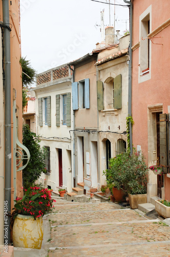 Fototapeta Naklejka Na Ścianę i Meble -  A narrow cobblestone street in a village in Provence