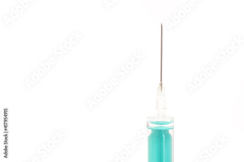 Spritze steht senkrecht mit weißen Hintergrund. Schutzimpfung Corona Virus