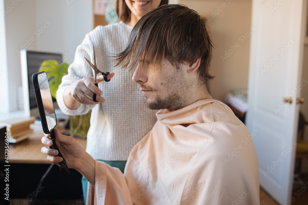 Foto de Wife cuts husband's hair quarantine Home haircut. Life in